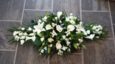 Tribute 03 - Double ended spray. Just specify in the special instructions if you would like different colours. size shown is deluxe