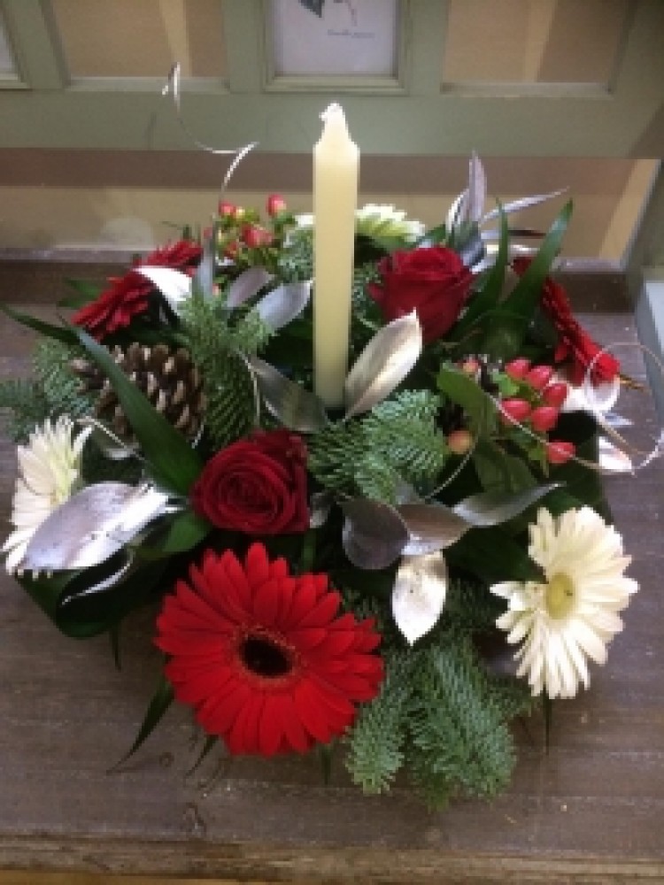 White & Red candle Centrepiece 1